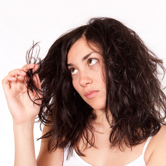 Cheveux abîmés : pourquoit traiter vos fourches est indispensable pour faire pousser vos longueurs ?